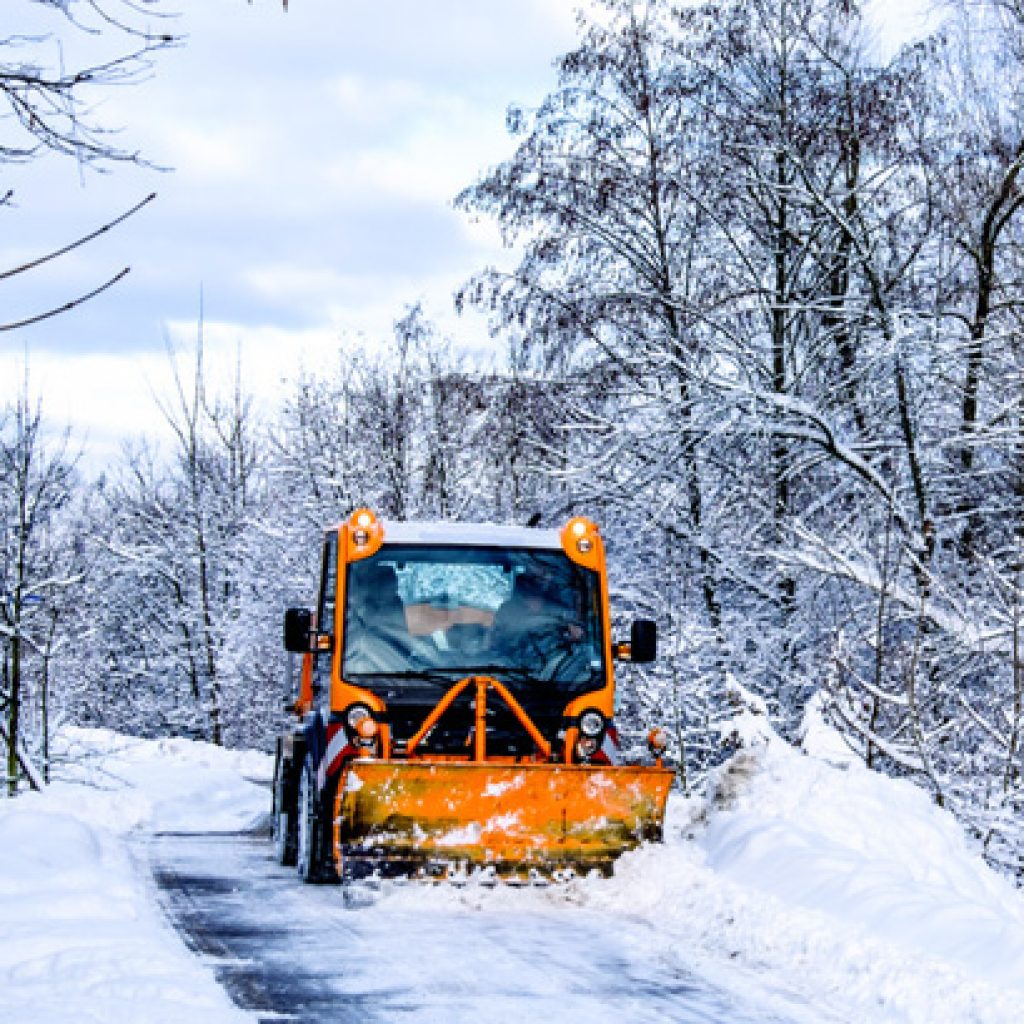 Winterdienst Schneepflug